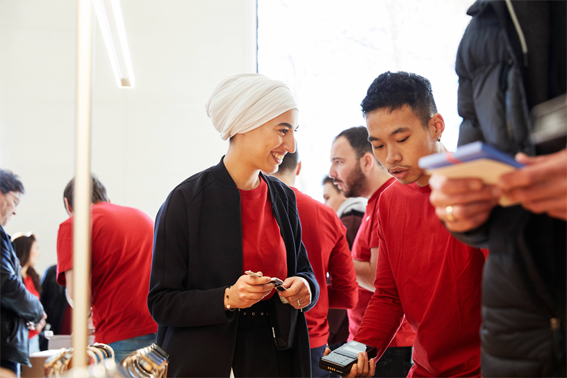 Apple ekibinin üyeleri Apple Champs-Élysées’de müşterilerle birlikte.