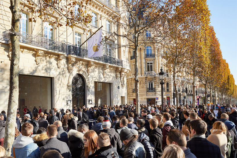 Apple Champs-Élysées’nin dışında müşterilerin oluşturduğu kalabalık.
