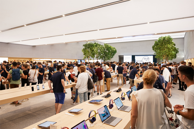 العملاء يملأون متجر Apple Piazza Liberty.