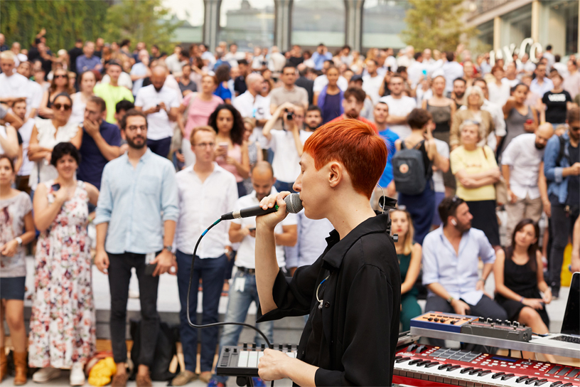 الفنانة L I M من ميلانو تقدم أداءً في مدرج Apple Piazza Liberty.