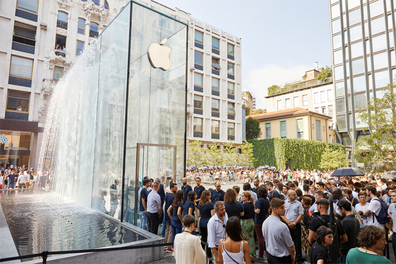 آلاف العملاء يحتشدون في Apple Piazza Liberty في يوم الافتتاح.