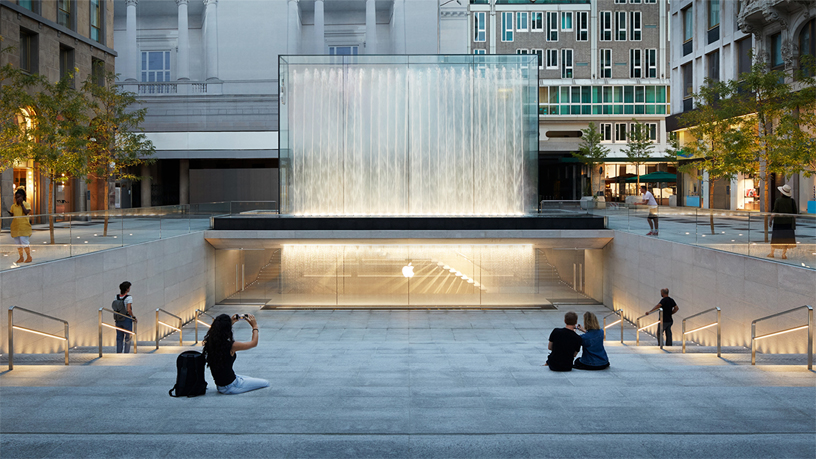 Apple Piazza Liberty’nin girişine doğru giden açık hava amfi tiyatrosu.