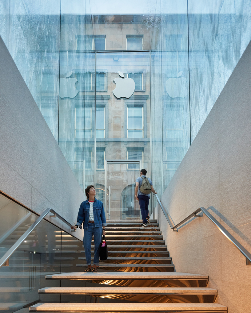Apple Piazza Liberty’nin girişine doğru inen merdivenler.