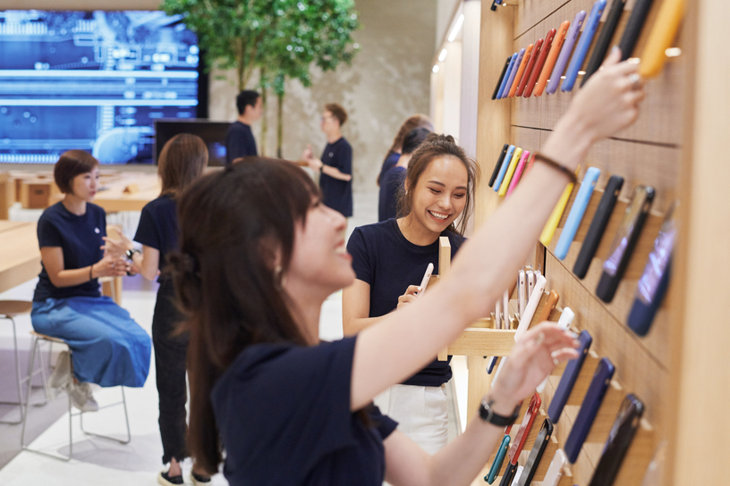 Teammedlemmene fyller hyllene i Apple Xinyi A13