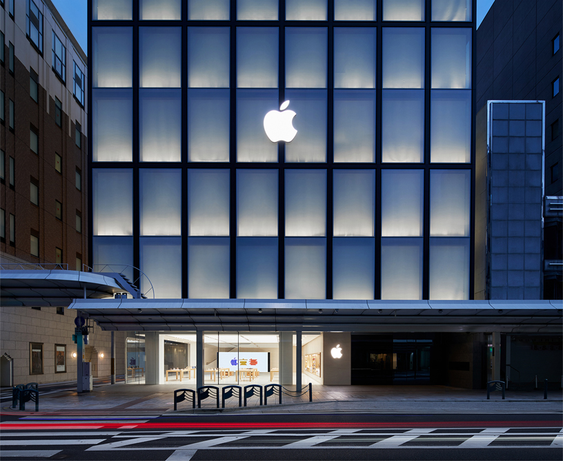 Shijō Dori’deki Apple Kyoto mağazası.
