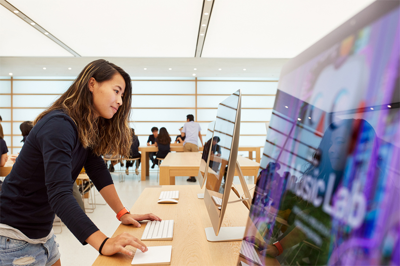 Apple Kyoto’da iMac ve Magic Trackpad kullanan bir kadın.