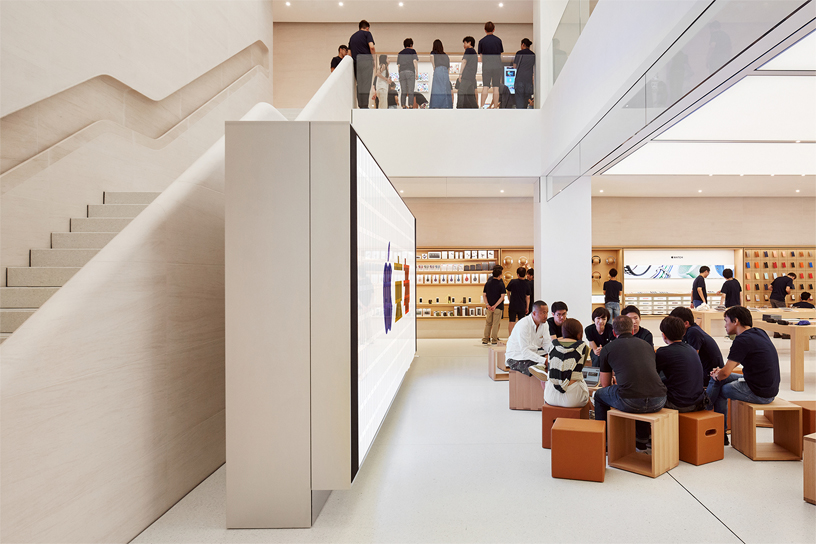 Apple Kyoto’nun içi ve çok katlı avlunun görünümü.