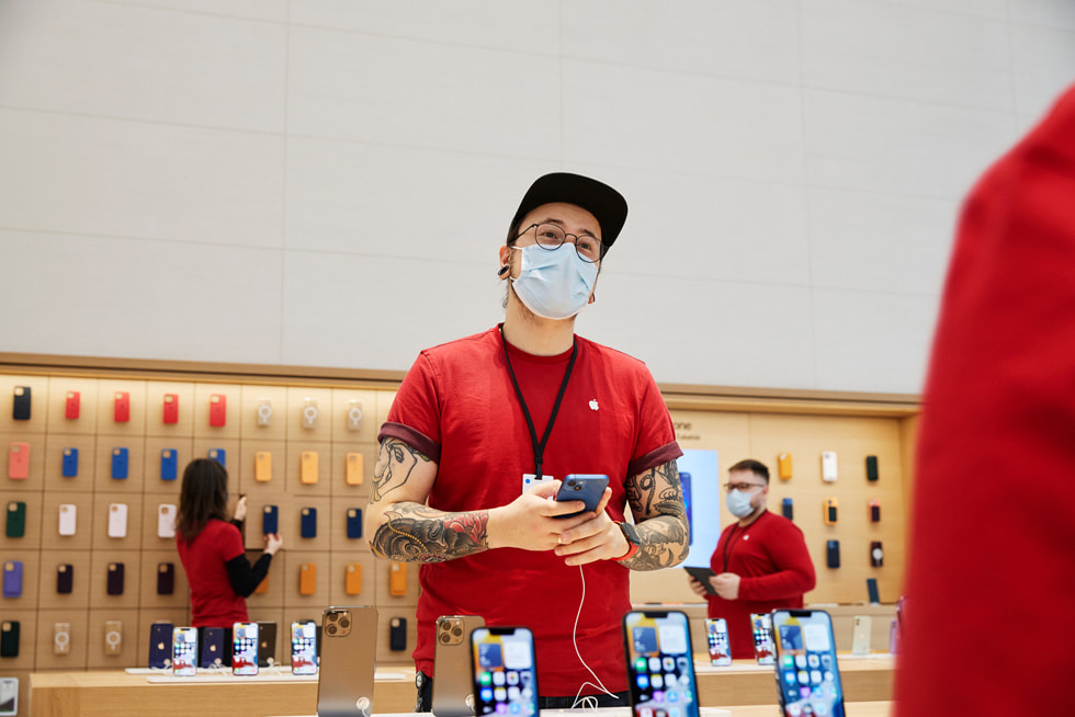 Apple Rosenthaler Straße 直營店團隊成員設置 iPhone 展示桌。