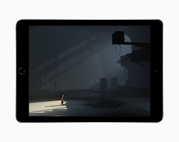 iPad ekranında Playdead’in INSIDE bulmaca oyunundan karanlık, mağaramsı bir binadaki karakteri görülüyor