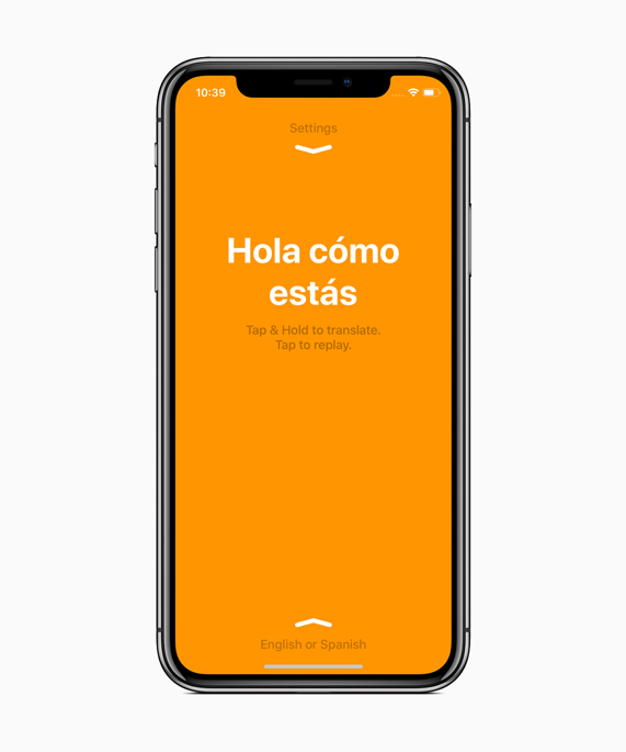 iPhone X, İspanyolca bir cümleyi çeviren turuncu iTranslate ekranını gösteriyor