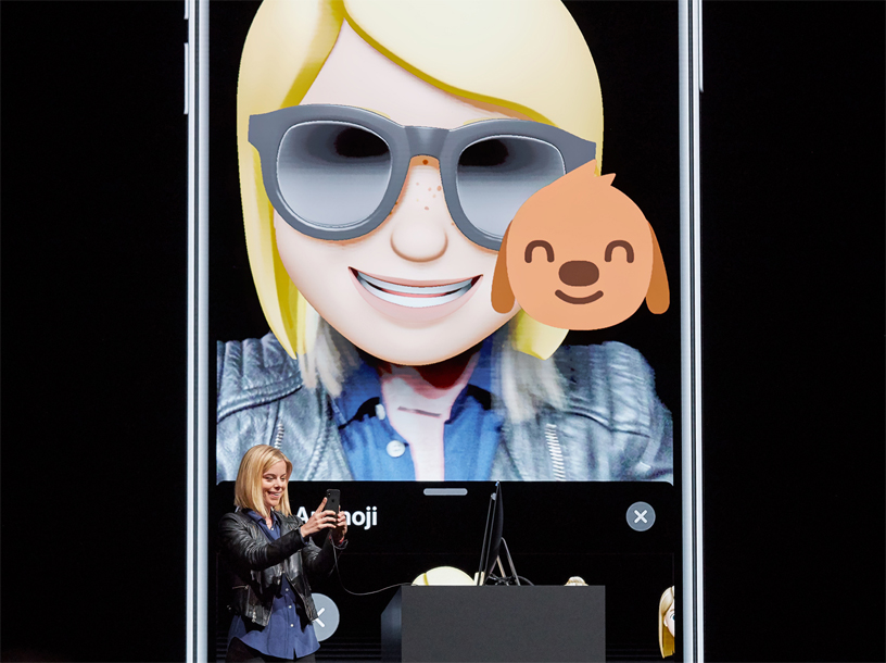 Kelsey Peterson WWDC 2018’de Memoji demosu yapıyor.