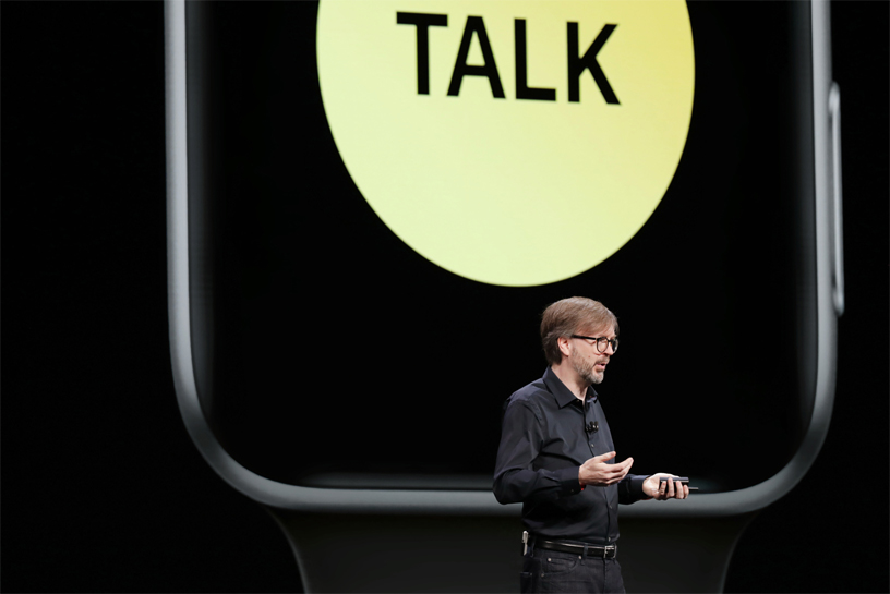 Kevin Lynch WWDC 2018’de sahnede watchOS 5’i tanıtıyor.