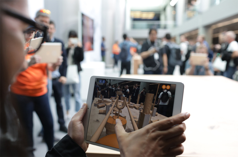 Bir iPad kullanıcısı ekranda AR deneyimiyle SwiftShot oynuyor.