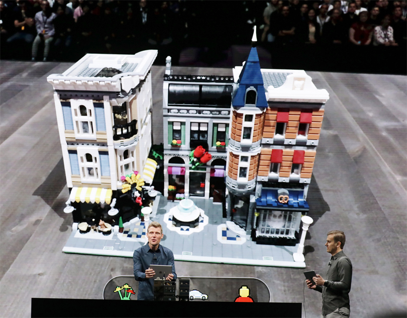Martin Sanders WWDC 2018’de LEGO AR City’nin demo gösterimini yapıyor.