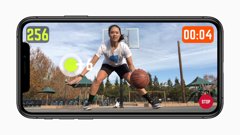 HomeCourt AR deneyimini gösteren iPhone XR.