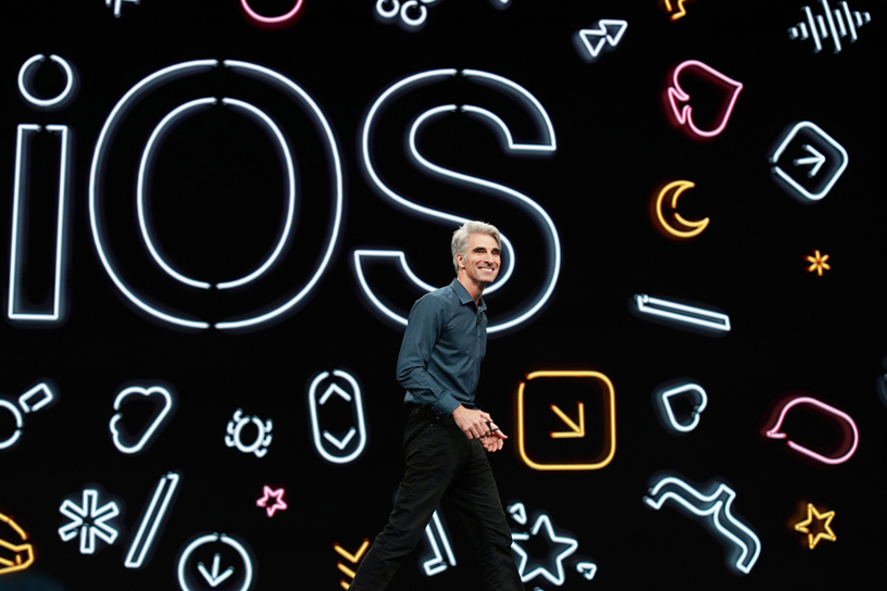 크레이그 페더리기 (Craig Federighi)가 WWDC 2019 행사 무대에서 iOS 13을 소개했다.