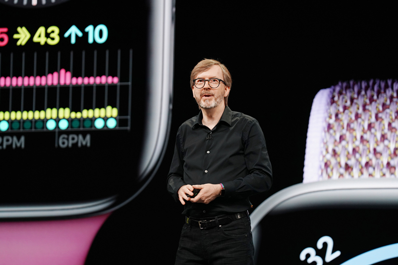 케빈 린치 (Kevin Lynch)가 WWDC 2019 행사 무대에서 watchOS 6를 소개하고 있다.