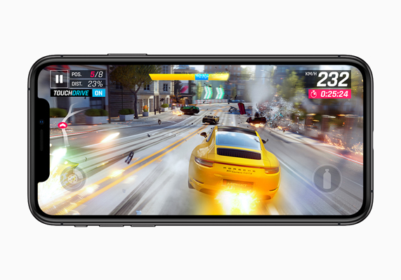 iPhone XS ekranında “Asphalt 9: Legends” oyunundan bir araba yarışı sahnesi.