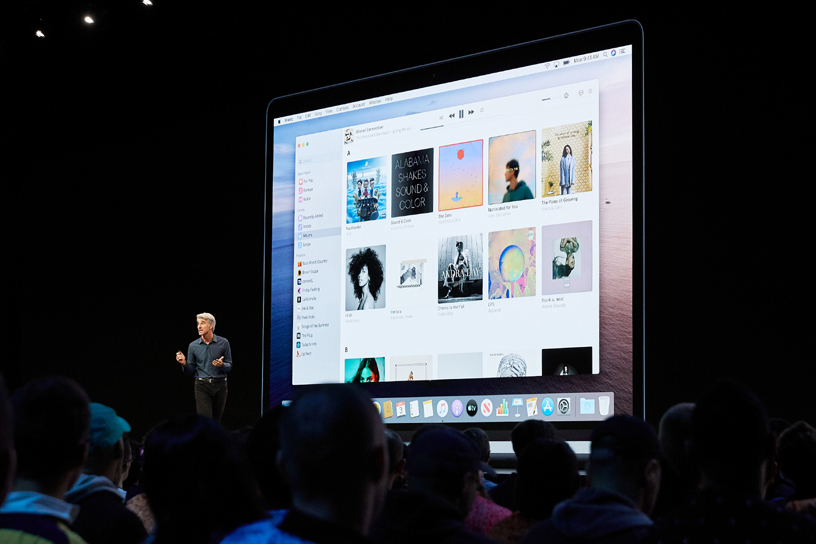 크레이그 페더리기 (Craig Federishi)가 WWDC 2019 행사 무대에서 macOS Catalina를 소개하고 있다.