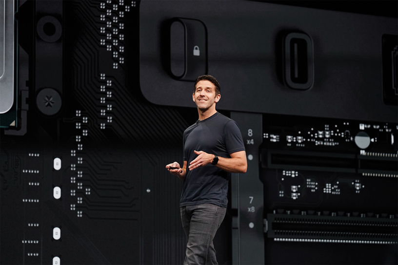 WWDC 2019 행사 무대에 선 존 터너스 (John Ternus).