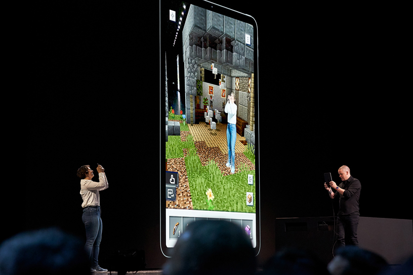WWDC 2019 행사 무대에 선 Mojang의 리디아 윈터스(Lydia Winters)와 색스 퍼슨(Saxs Persson).