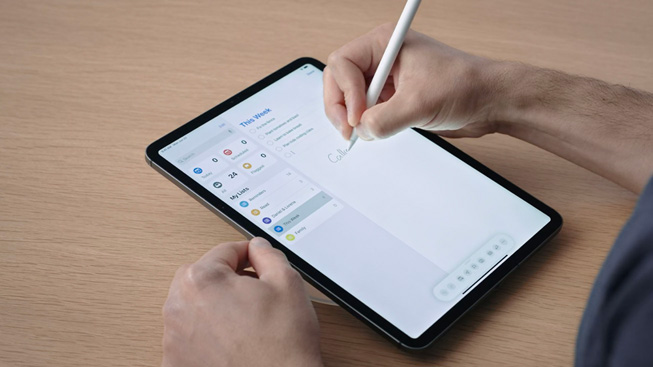 Bir kullanıcı Apple Pencil ile iPad Pro’ya yazı yazıyor.