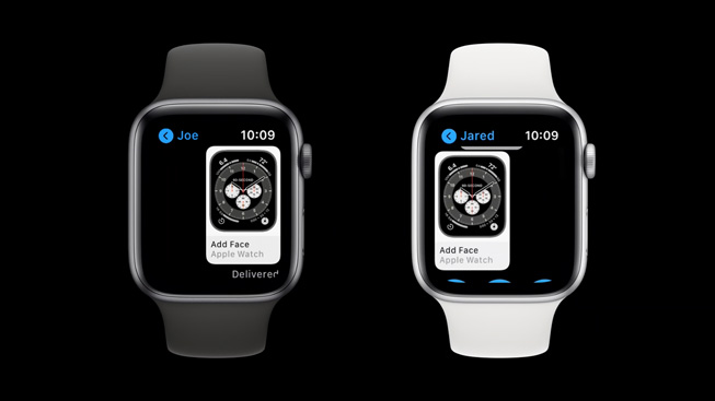 Bir Apple Watch Series 5, saat kadranını diğer bir Apple Watch Series 5 ile paylaşıyor.