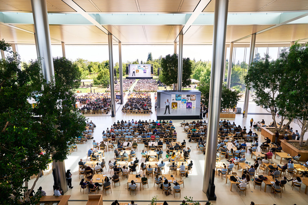 WWDC22-deltakere ser lanseringen av iOS 16 i Apple Park.