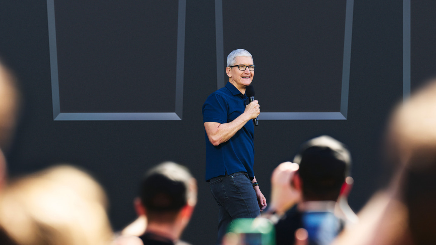 Tim Cook møter utviklere under WWDC22.