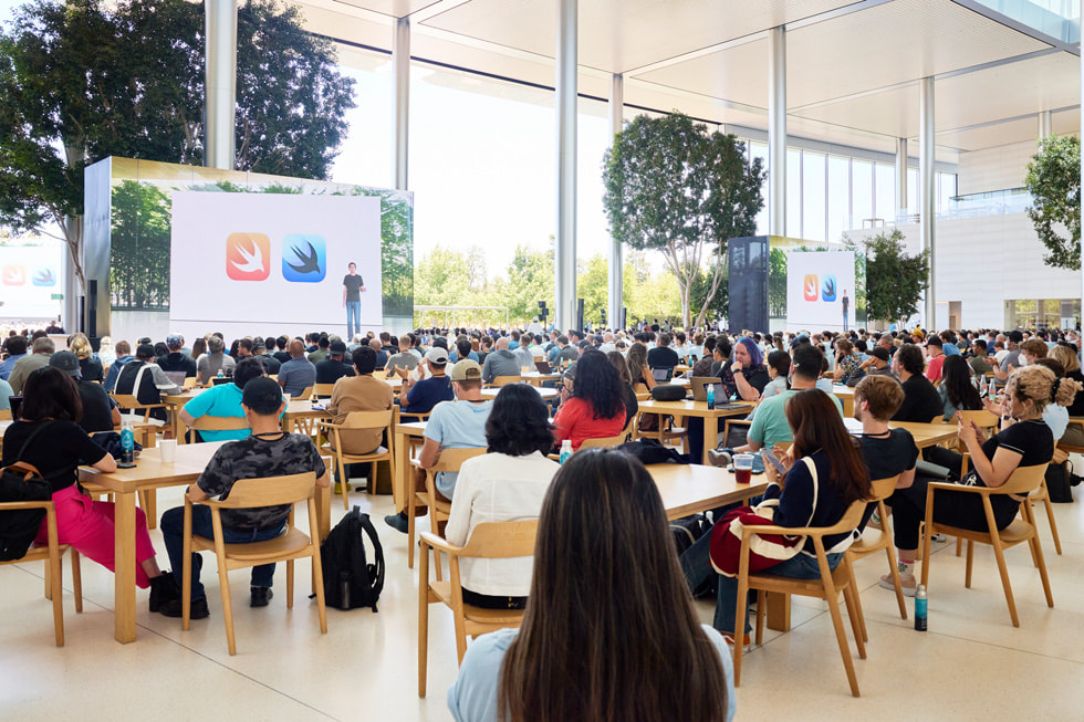 WWDC22-studenter ser en SwiftUI-presentasjon.