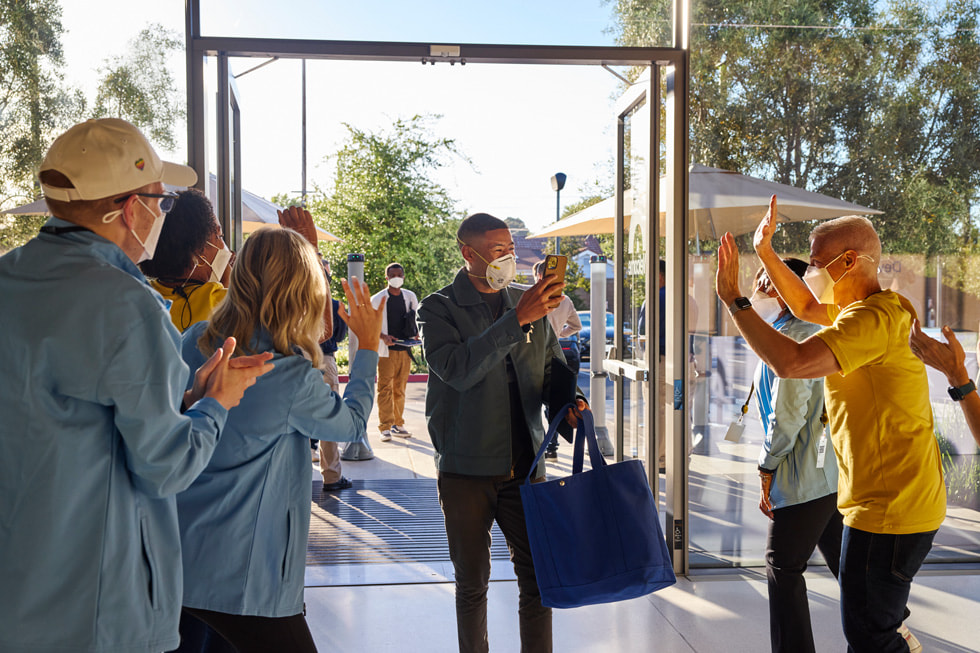 Utviklere møter WWDC22-teammedlemmer når de ankommer Apple Park.