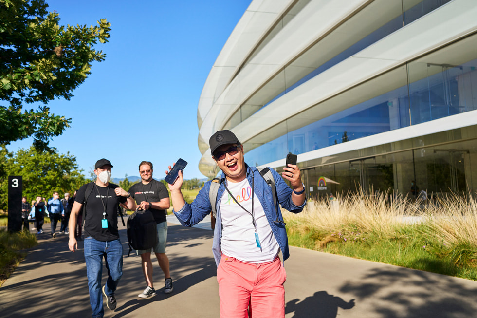 Deltakere går langs den ytre ringen av Apple Park.