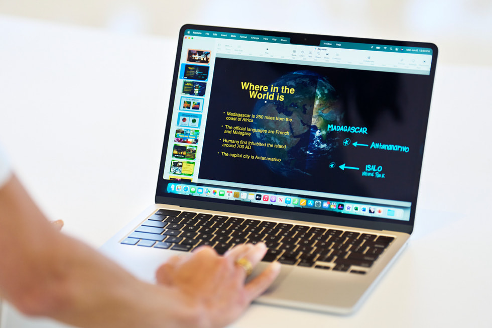En WWDC22-deltaker får prøve den nye MacBook Air i utstillingsområdet i Steve Jobs Theater.