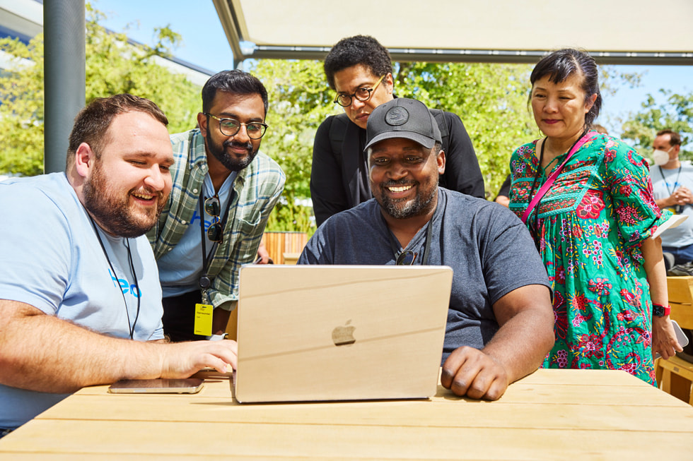 En Apple‑tekniker holder en demonstrasjon for WWDC22-deltakere i Apple Park.