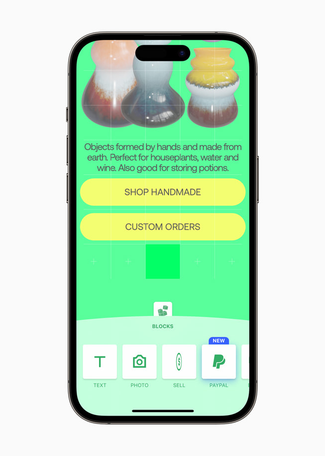 iPhone 14 Pro に表示されている「Universe — Website Builder」。