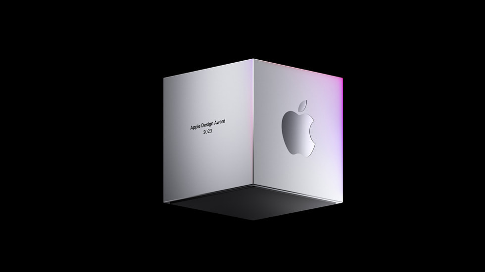 黒い背景の前にある2023年Apple Design Awardsのトロフィー。