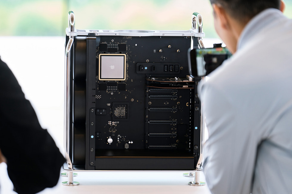 Účastník si prohlíží nový Mac Pro s čipem M2 Ultra.