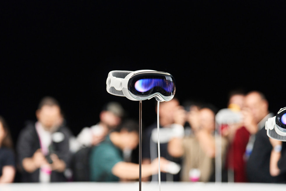 Záběr zblízka na vystavené zařízení Apple Vision Pro v Apple Parku.