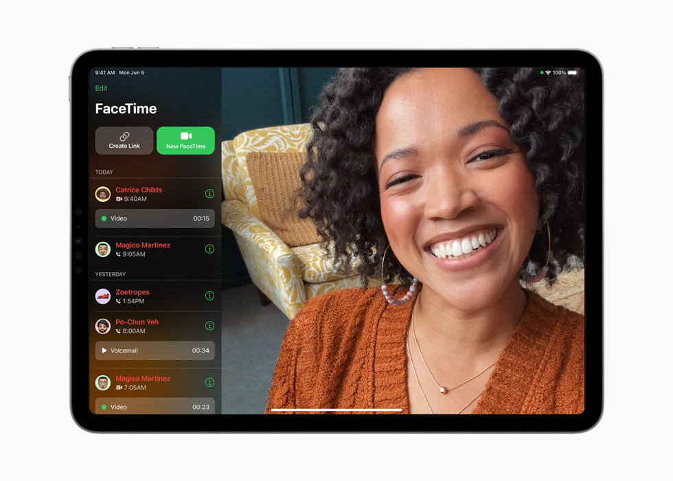 Un iPad Pro muestra un mensaje en vídeo de FaceTime.