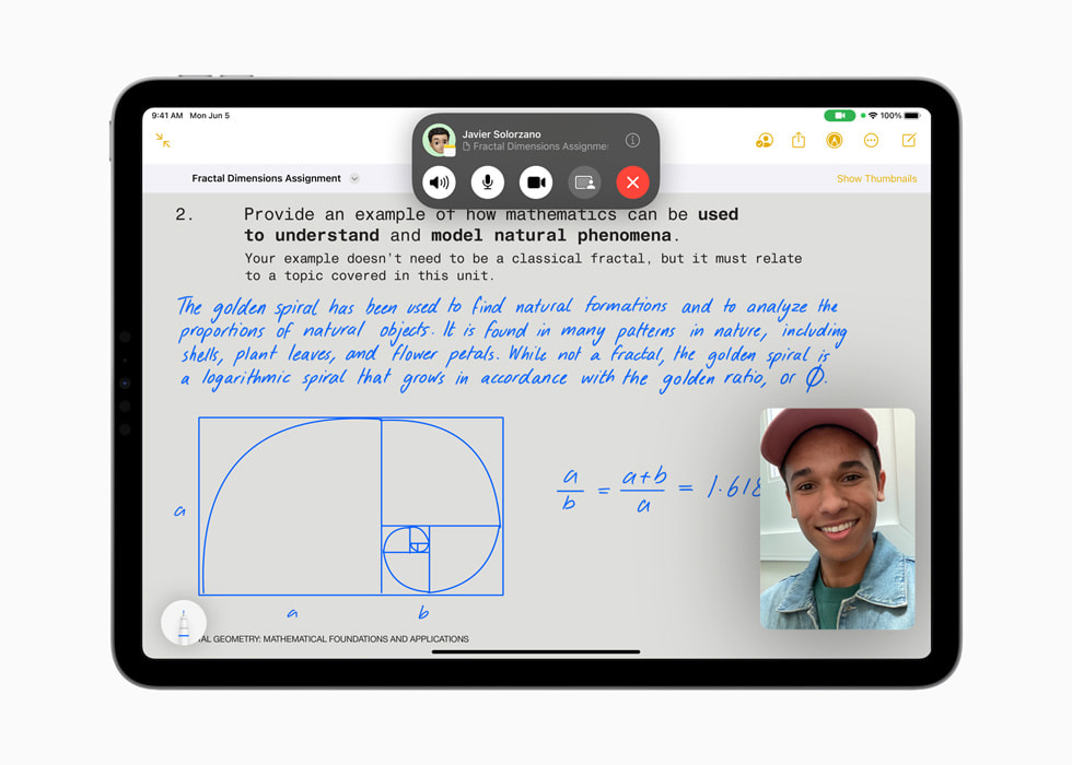 Un iPad Pro muestra una llamada FaceTime y la prestación de colaboración en Notas.