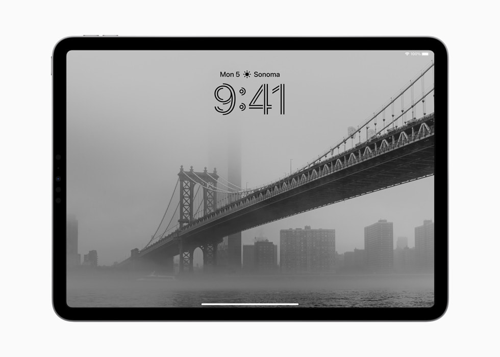 Un iPad Pro muestra los tipos de letra personalizados en la pantalla de bloqueo.