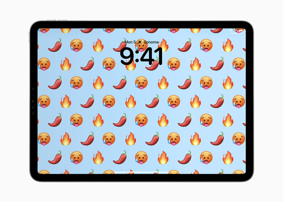 Un iPad Pro muestra emojis personalizados en la pantalla de bloqueo.