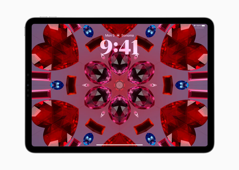Un iPad Pro muestra el fondo de pantalla de caleidoscopio.