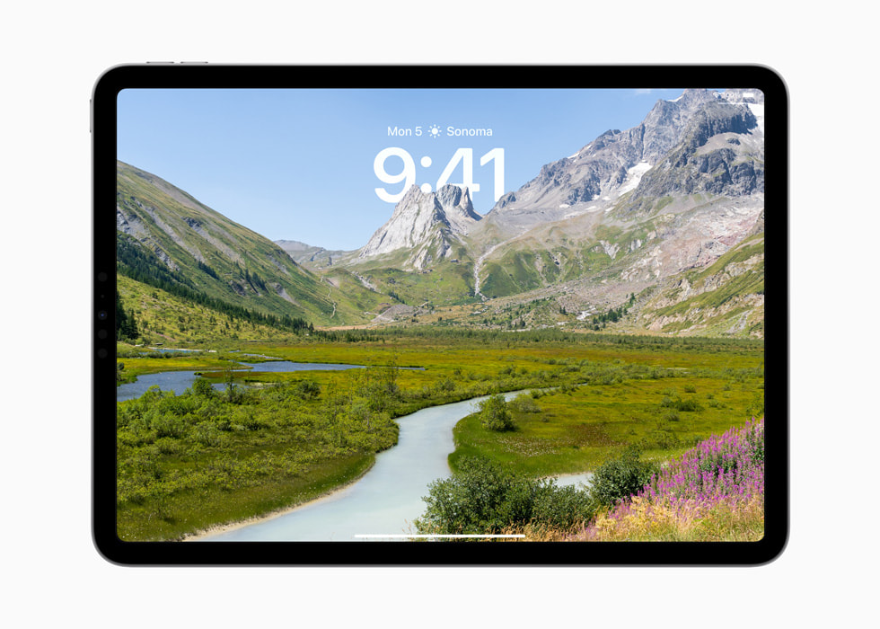 Un iPad Pro muestra la imagen de una montaña delante de la hora en la pantalla de bloqueo.