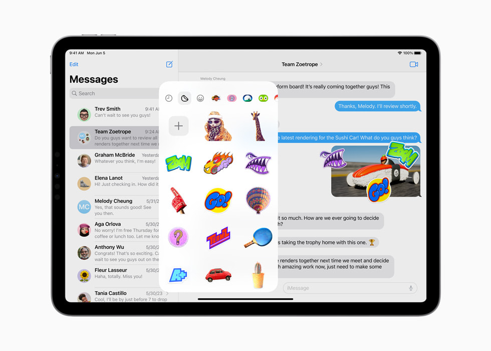 Un iPad Pro muestra una colección de stickers en Mensajes.