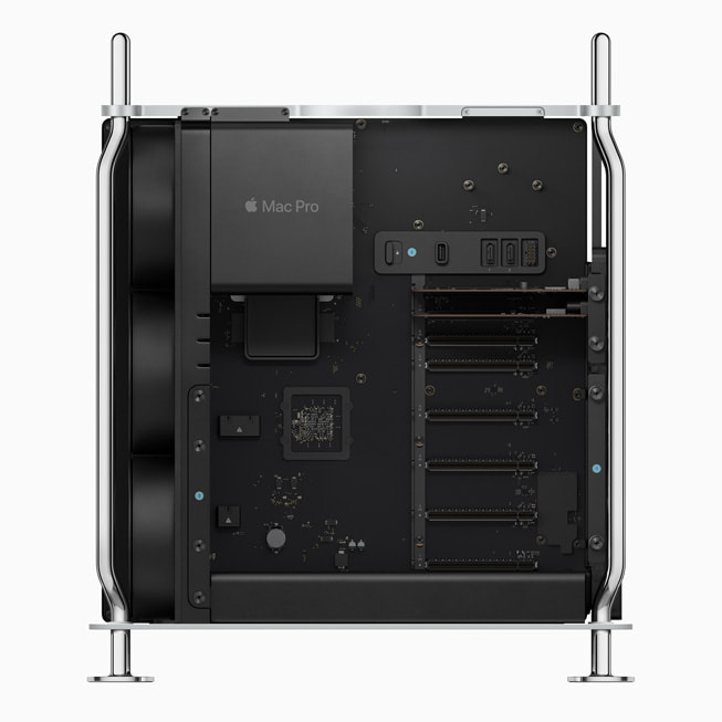 연결 포트를 보여주는 새로운 Mac Pro.