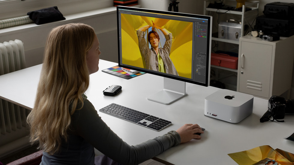 워크스테이션에서 Mac Studio와 Mac Pro를 사용 중인 모습.