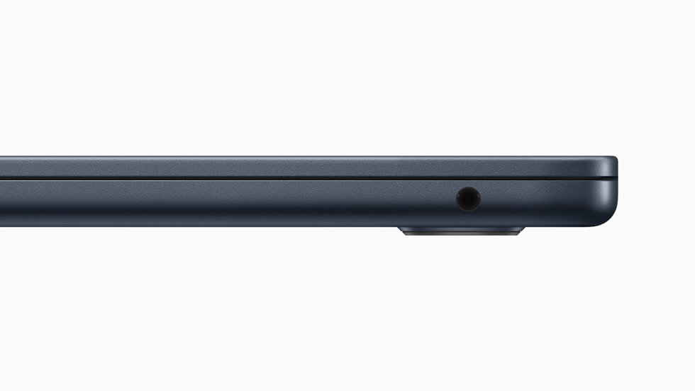 Snímek 3,5mm sluchátkového konektoru nového MacBooku Air v temně inkoustové