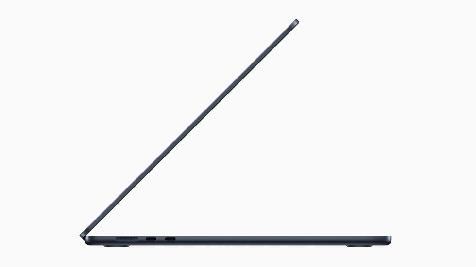 Pohled zboku na nový 15palcový MacBook Air v temně inkoustové