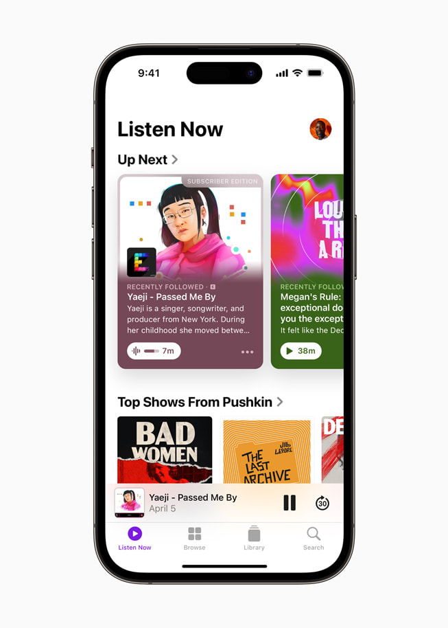 iPhone 14 Pro viser hva som ligger i Neste-køen på Apple Podcasts.